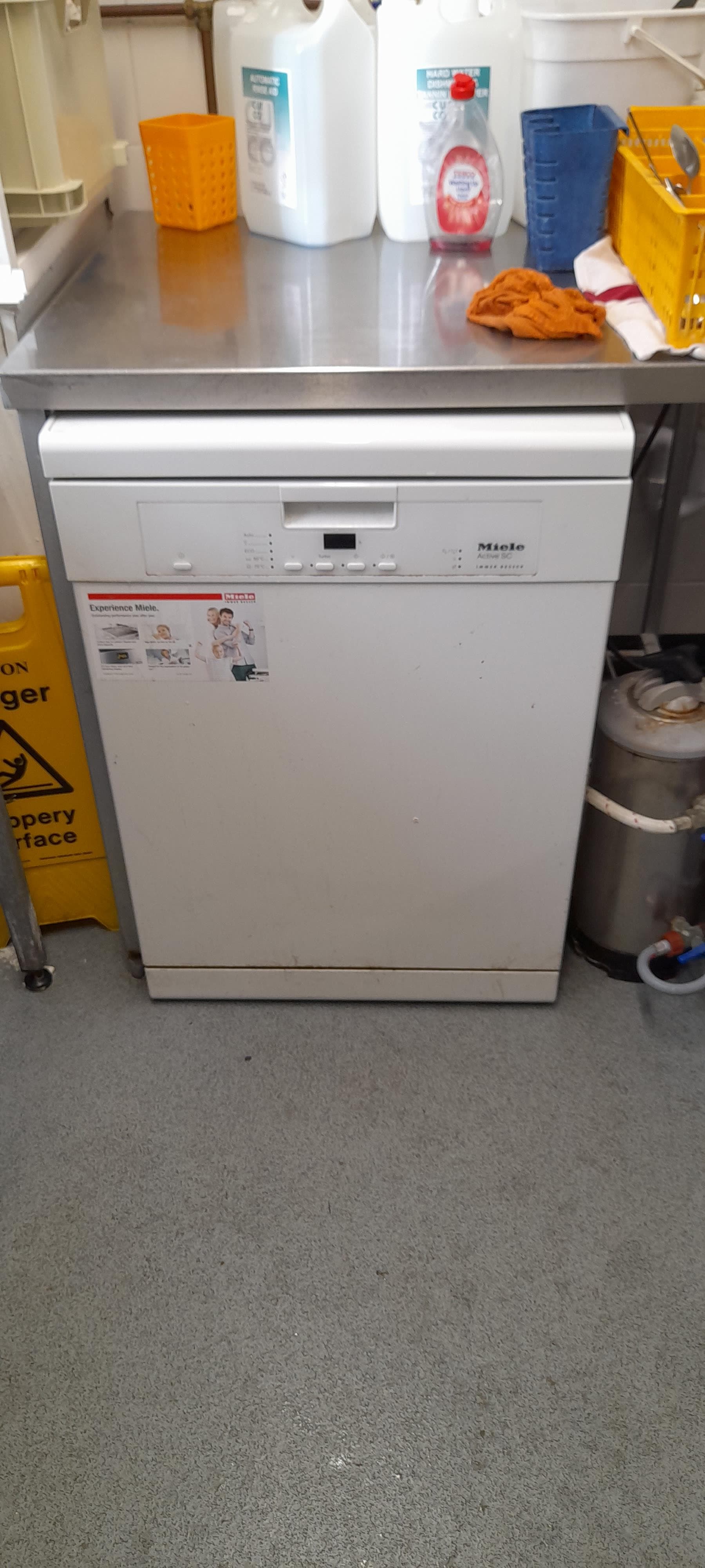 Miele Active SC freestanding dishwasher � Located in commercial kitchen
