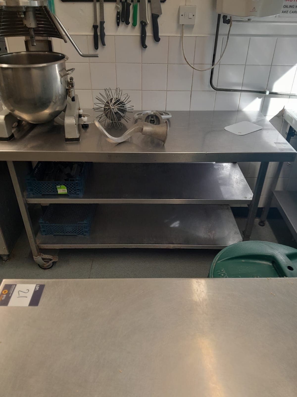 Portable Edelstahl Vorbereitung Tisch 1.200 x 650 mit 2 Regalen unter Befindet sich in der gewerblichen Küche