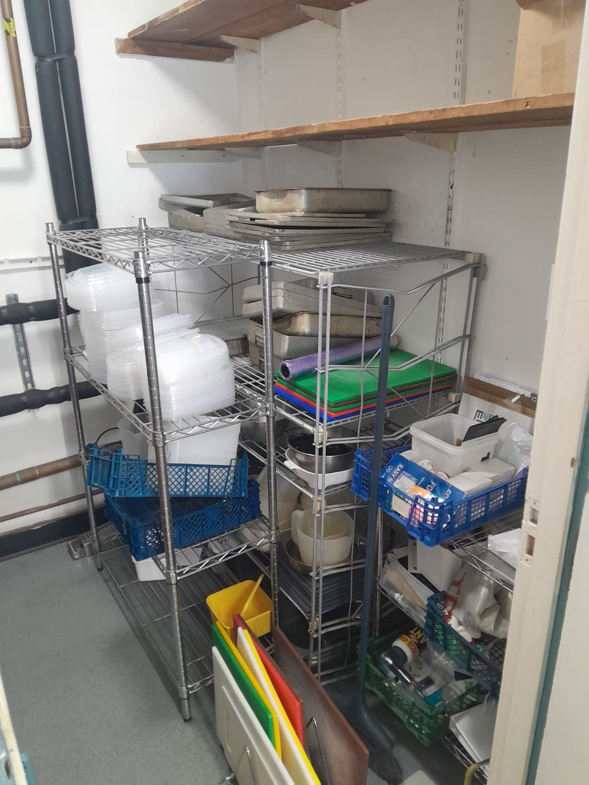 Inhalt des Raumes, um Racking, Utensilien, Tabletts, Schneidebretter in kommerzielle Kitche enthalten