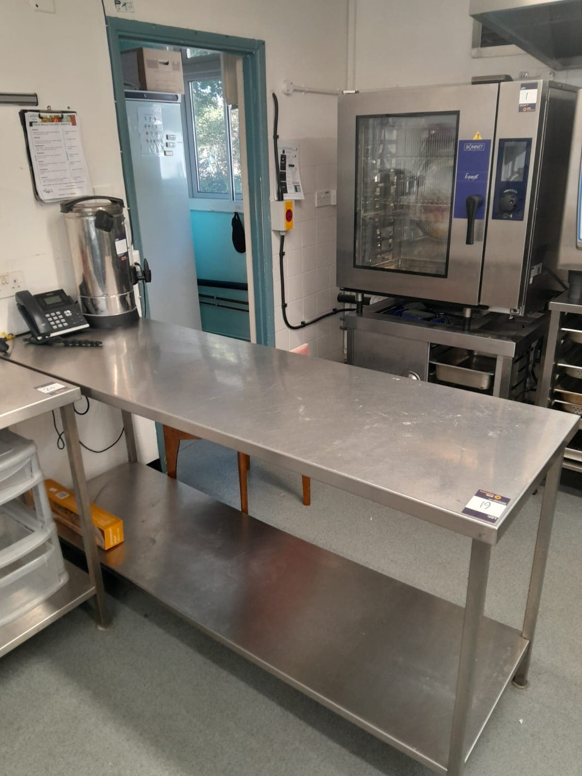 Edelstahl-Vortisch 1.900 x 600 mit Unterschrank in der gewerblichen Küche