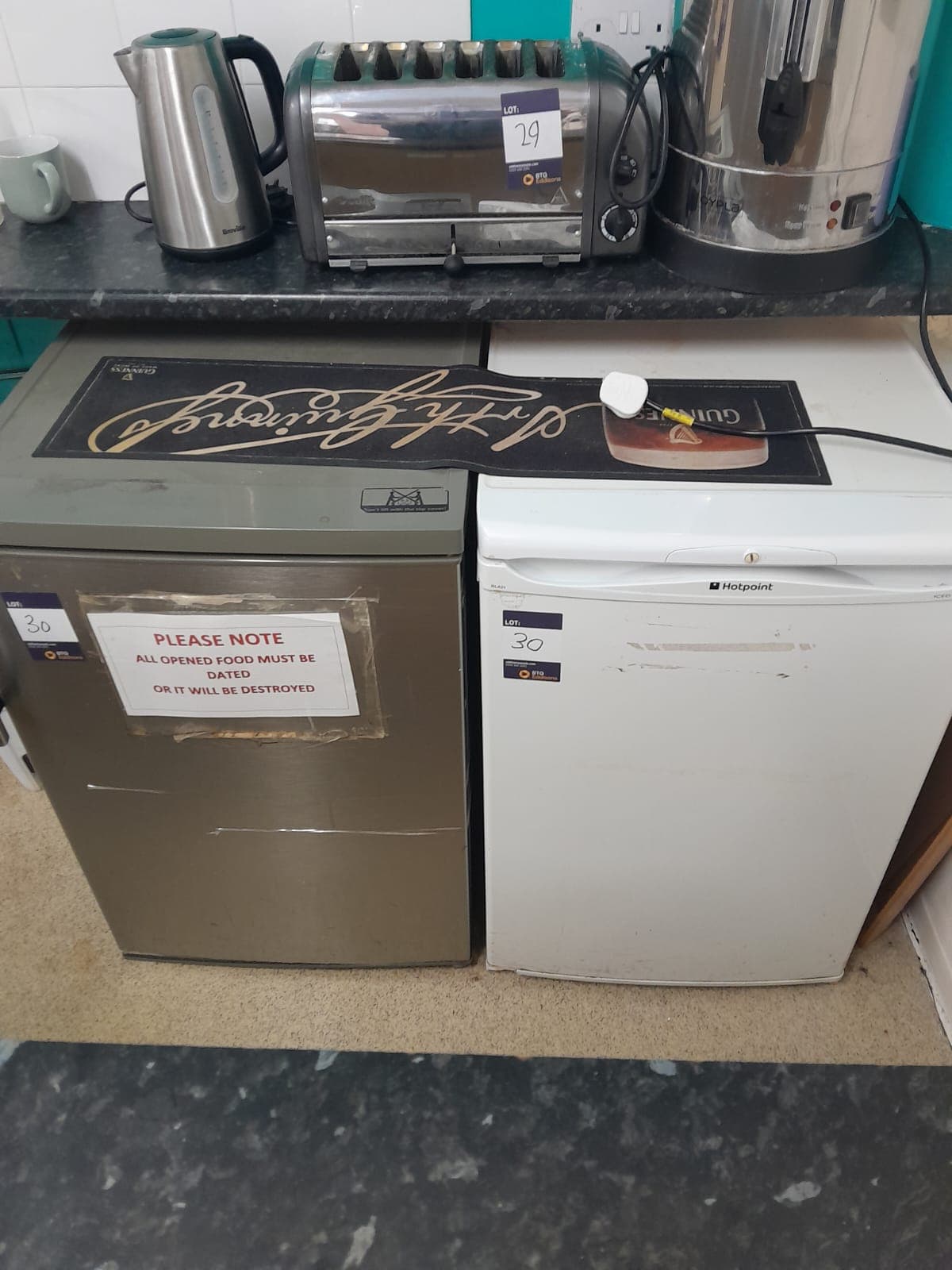 Hotpoint & unbadged unter Theke-Kühlschrank Das Hotel liegt im Haupt-Tag-Zimmer