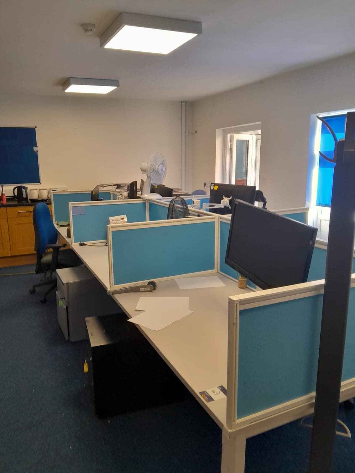 6-Personen-Arbeitsplatz, 6 Schreibtische, Datenschutz-Bildschirme, 7 Monitore, 4 Schreibtisch montiert monito