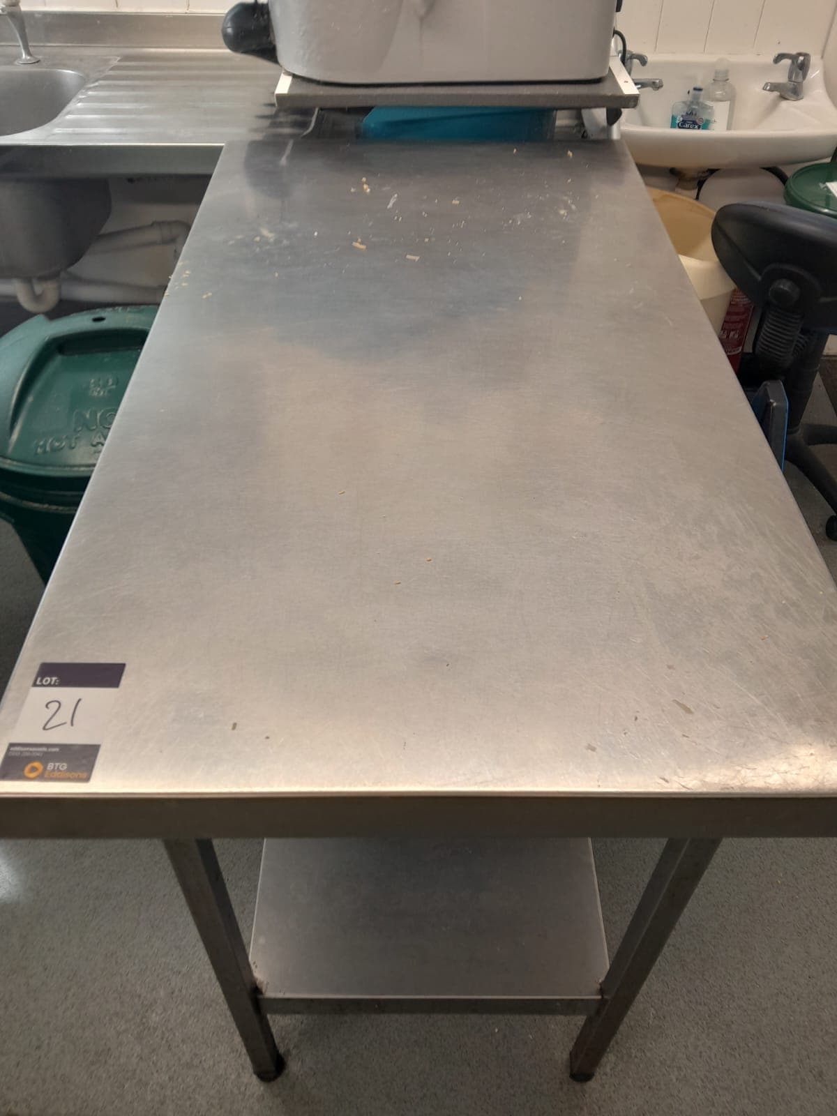 Edelstahl-Vortisch 1.500 x 600 mit Unterschrank in der gewerblichen Küche