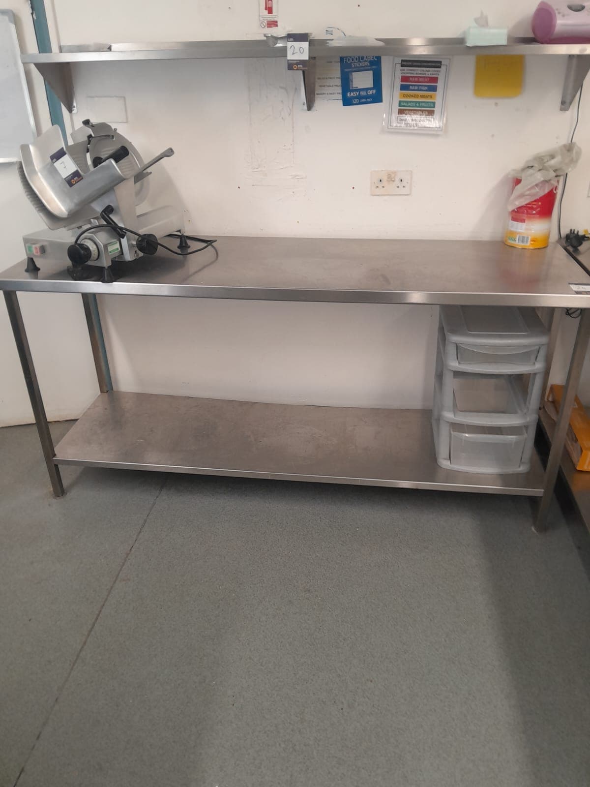 Edelstahl-Vortisch 1.900 x 600 mit Unterschrank und 2 x Wandregal oben Befindet sich in