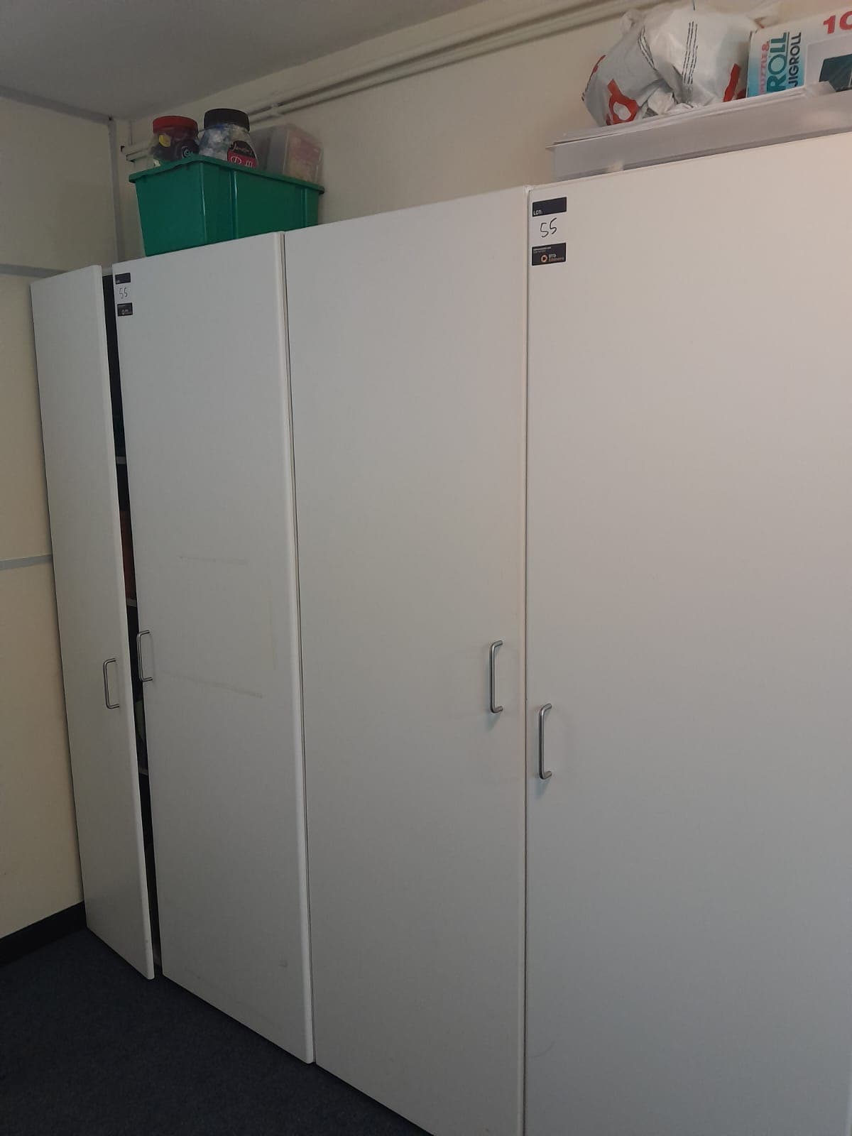 2 Holzspeicherschränke inkl. Inhalt