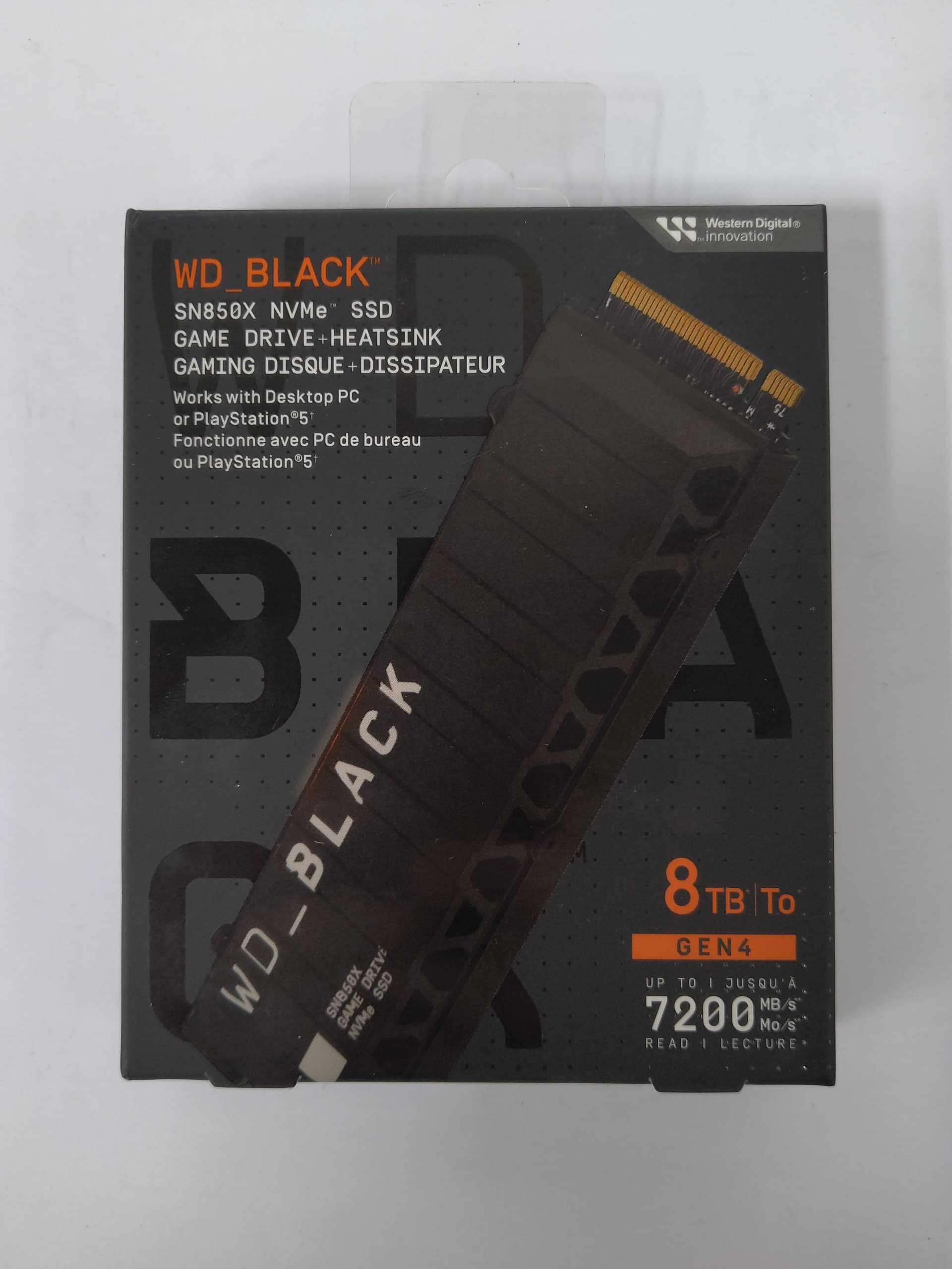Eine als neue WD_Black 8TB M.2 2280 PCIe Gen4 NVMe SSD mit Kühlkörper (Modell: SN850X, EAN: 71803790492).