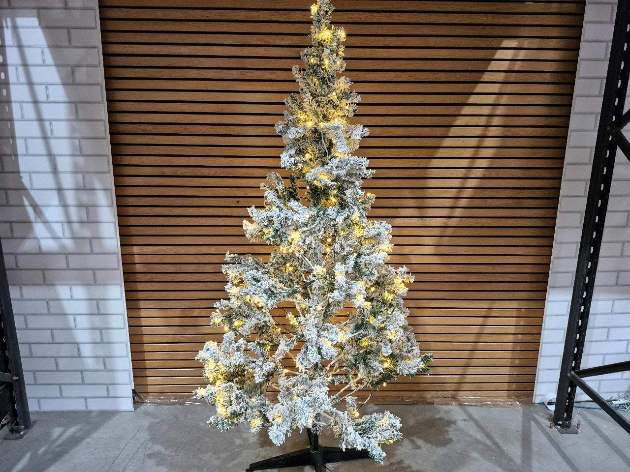 6ft Pre Lit Snowflocked Tree