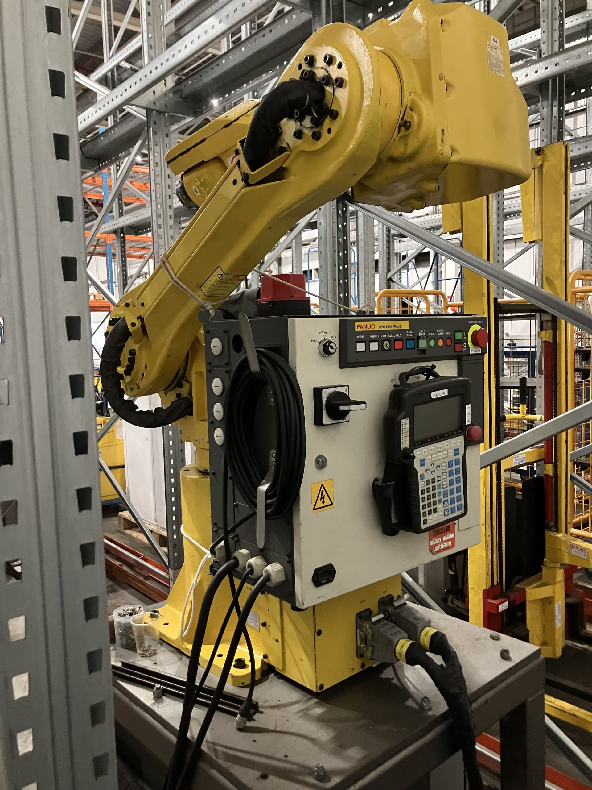 Fanuc M16i Robotic Arm, year of manufacture 1999, 270kg (Takeout / Loading charge - €40 + VAT)