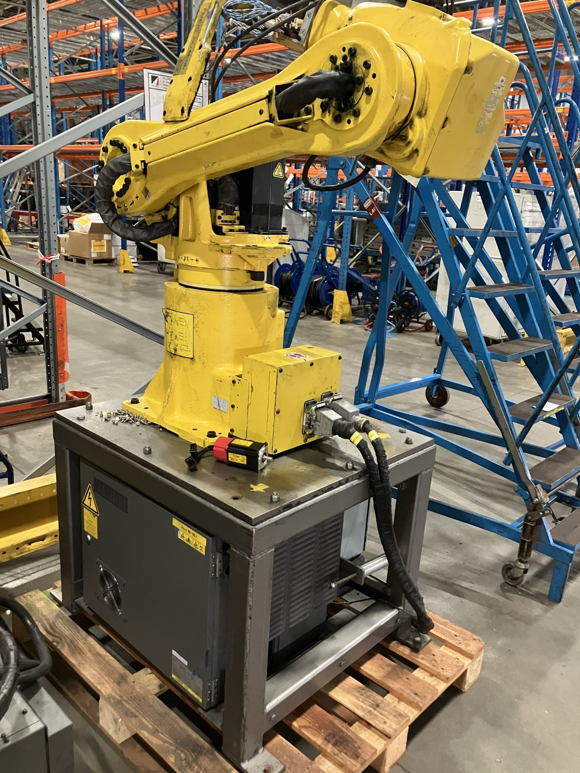 Fanuc M16i Robotic Arm, year of manufacture 1999, 270kg (Takeout / Loading charge - €10 + VAT)