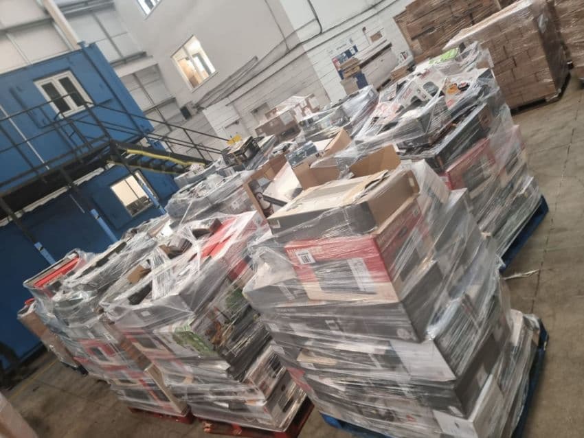 PALLET OF UNCHECKED & UNTESTED SMALL DOMESTIC APPLIANCES & OTHER ITEMS. MAY INCLUDE: TVs, KETTLES,