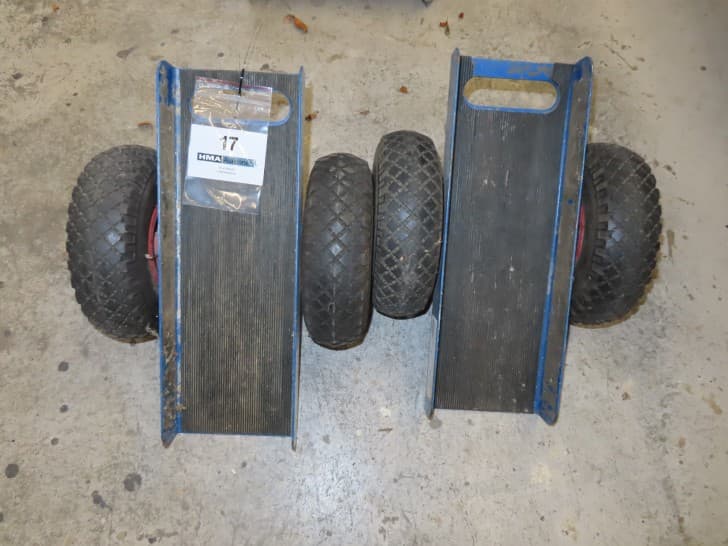 2 pcs. transport dogs,