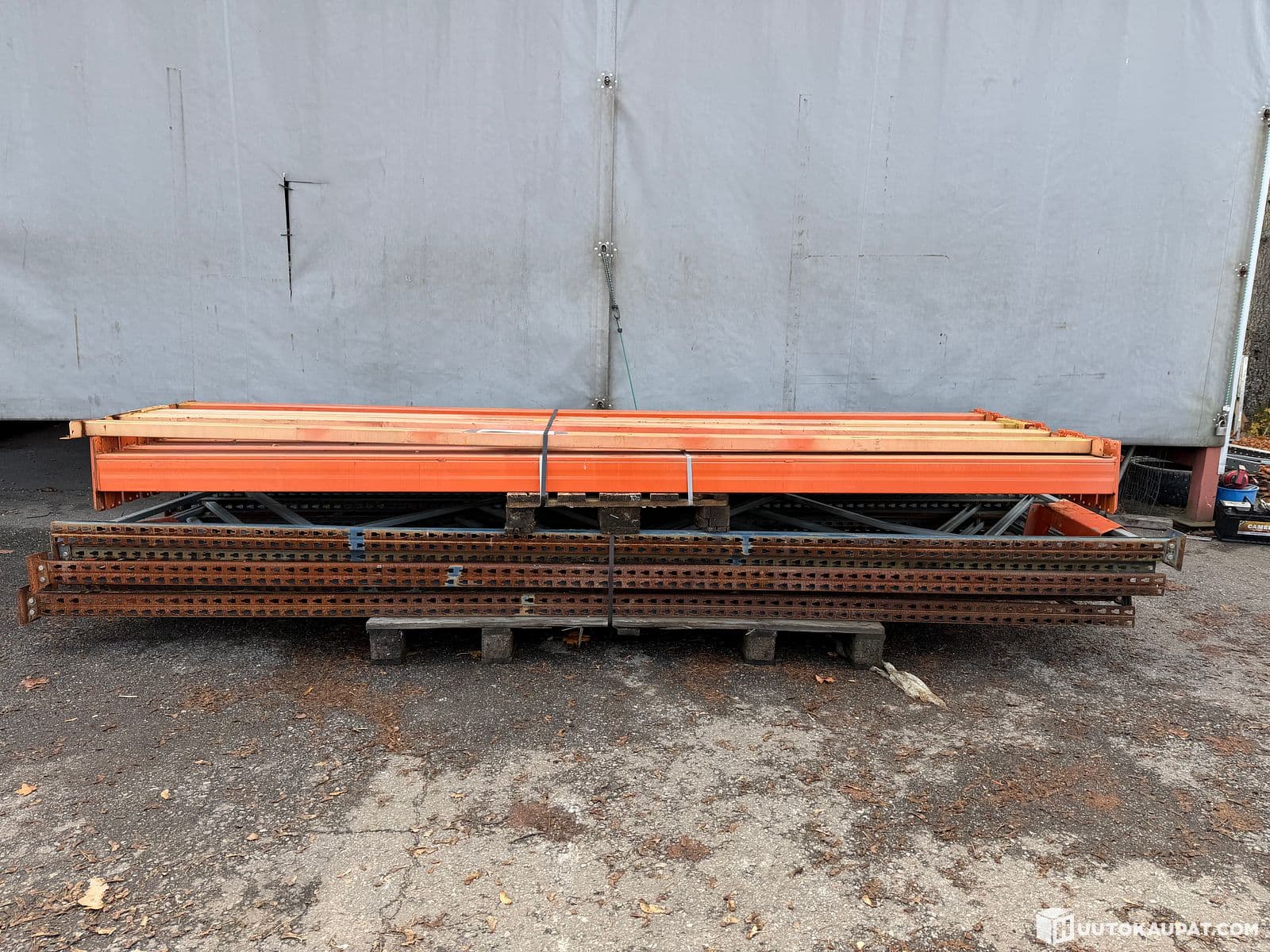 MECALUX Pallet rack. Good condition 4000mm high Trukkishelf with 3600mm horizontal shelving. Spaces up to 64 EUR-Lava. Overall length approx. 14.8 meters., Lieto