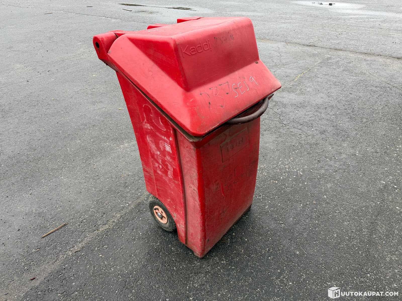 Polttoainesäiliö pumpulla., Alavus
