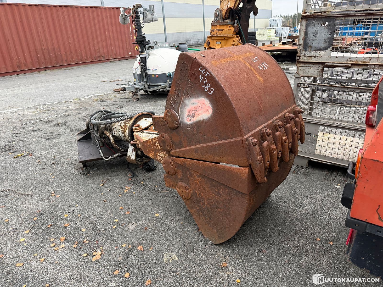 Excavator grapple bucket with teeth. Alavus