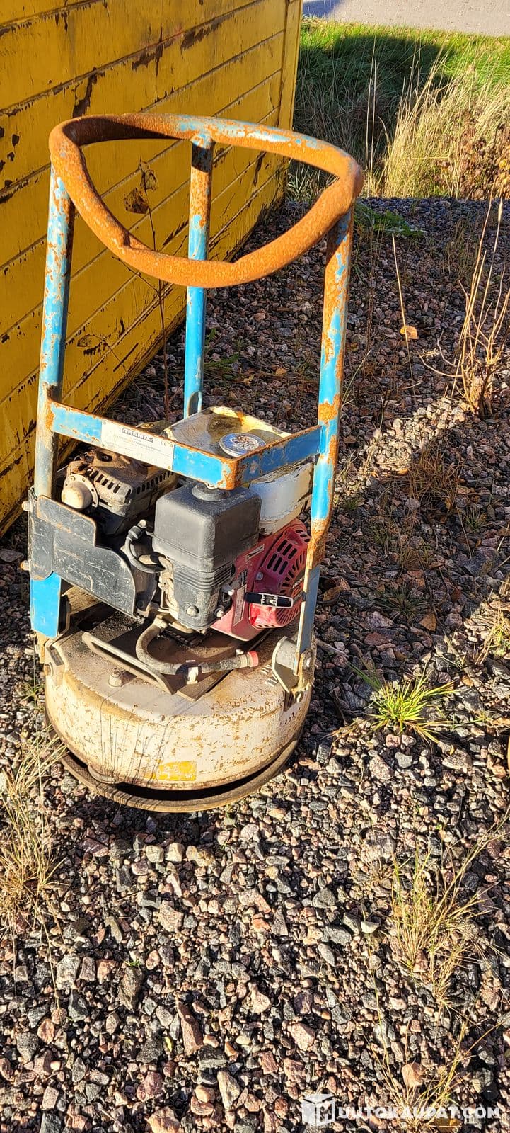 2 small vibrating plate compactors, Espoo