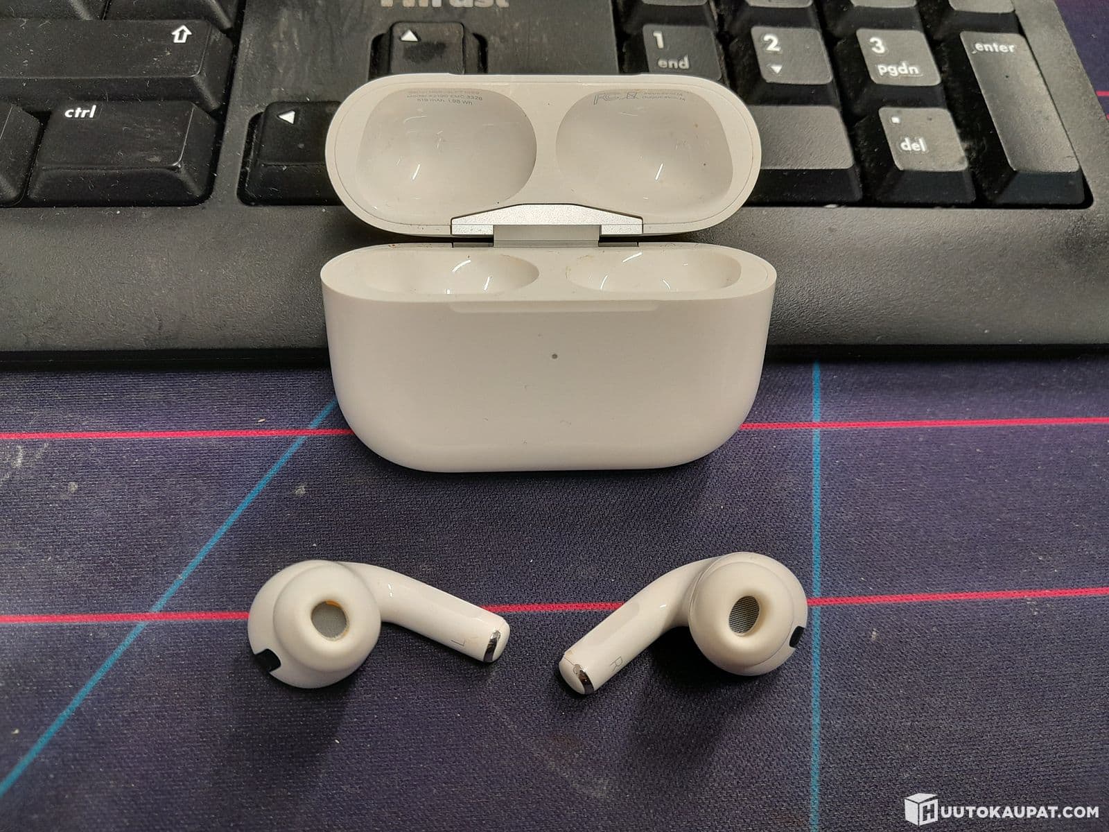 Apple AirPods Pro - Noise Cancelling Earphones, M