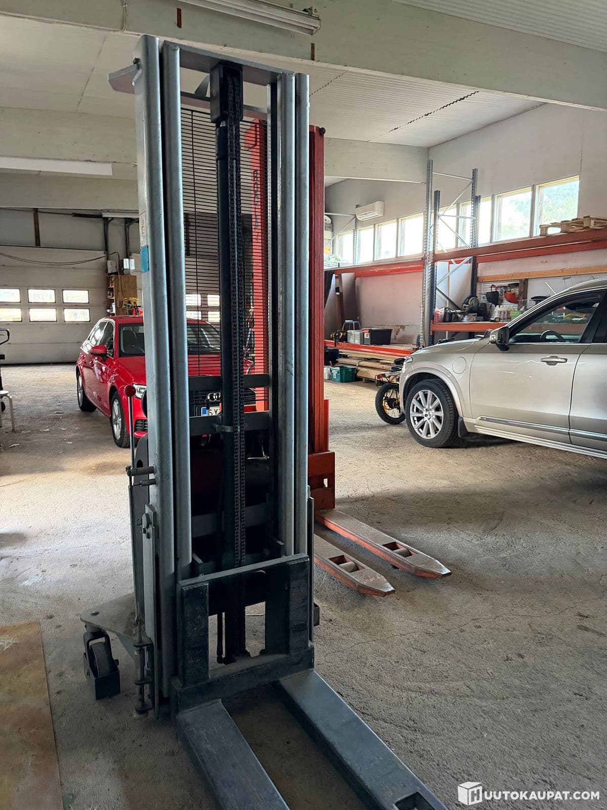 Silverstone Semi-Electric Stacker - Sähköllä nostava Pinkkari. Nostokorkeus 3300mm. Nostokyky 1000kg. Laadukas Ruotsissa valmistettu Sähkö Pinoamisvaunu, Lieto