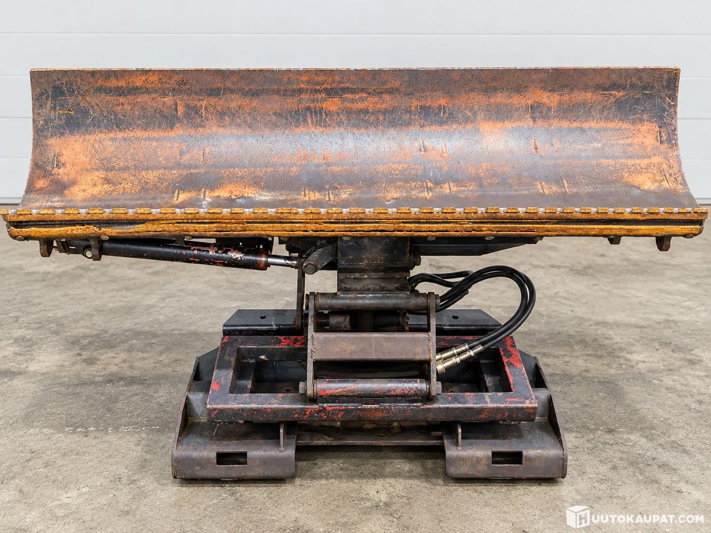 A sturdy and durable snow plow to Bobcatt., Loviisa