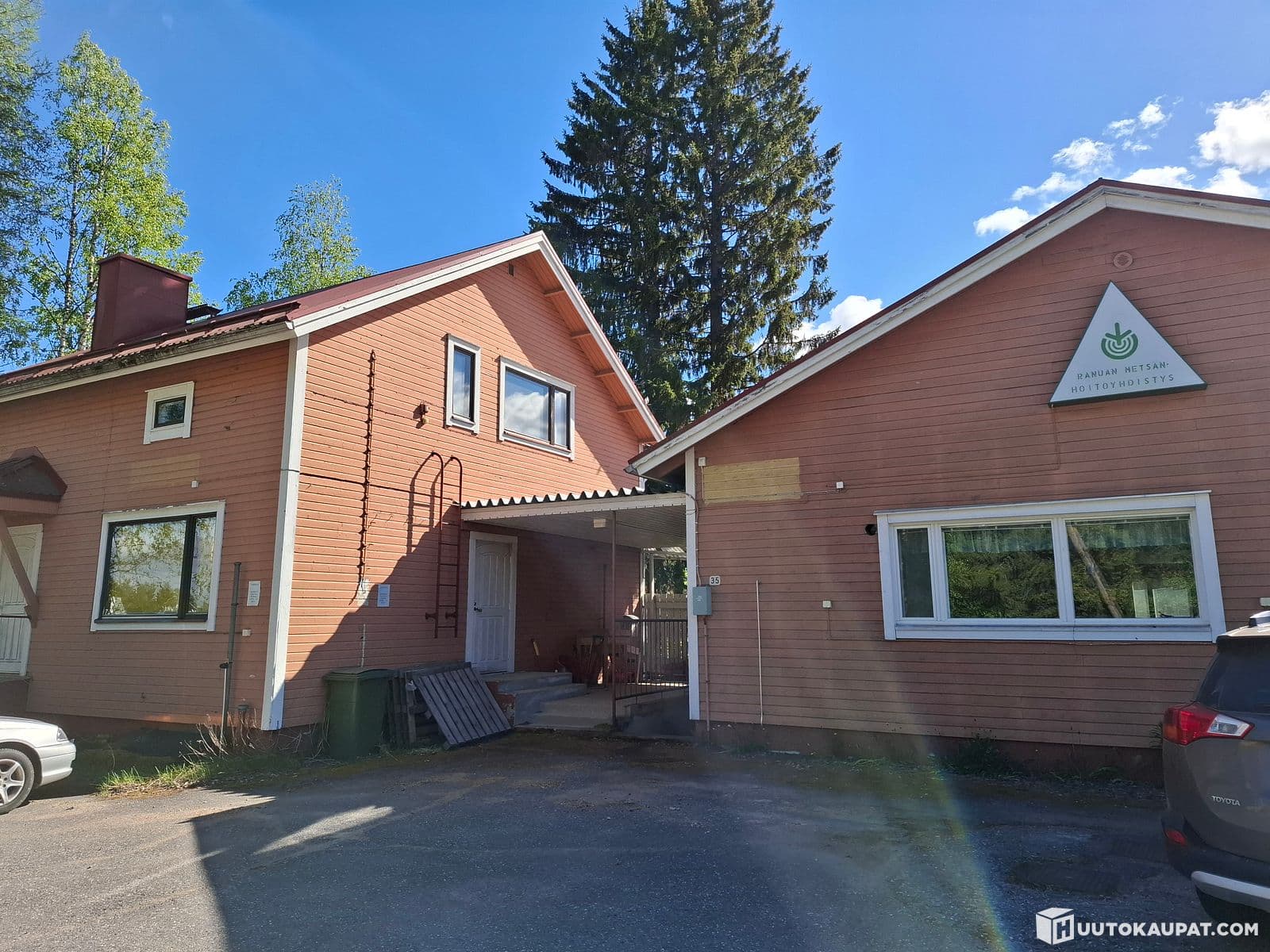 Real estate in Ranua center: 683-402-2-96 Forest House and 683-402-224-2 Additional Forest House, Ranua