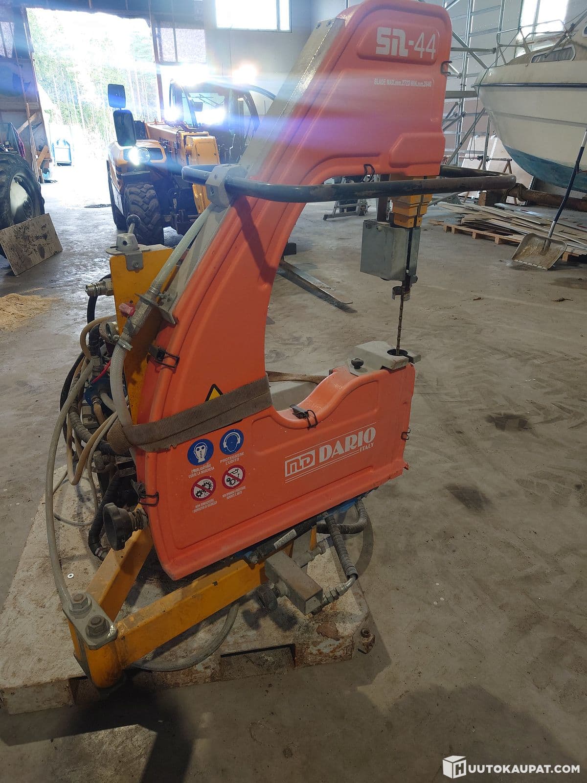 Dario sil44 band saw with diamond blade and hydraulic unit