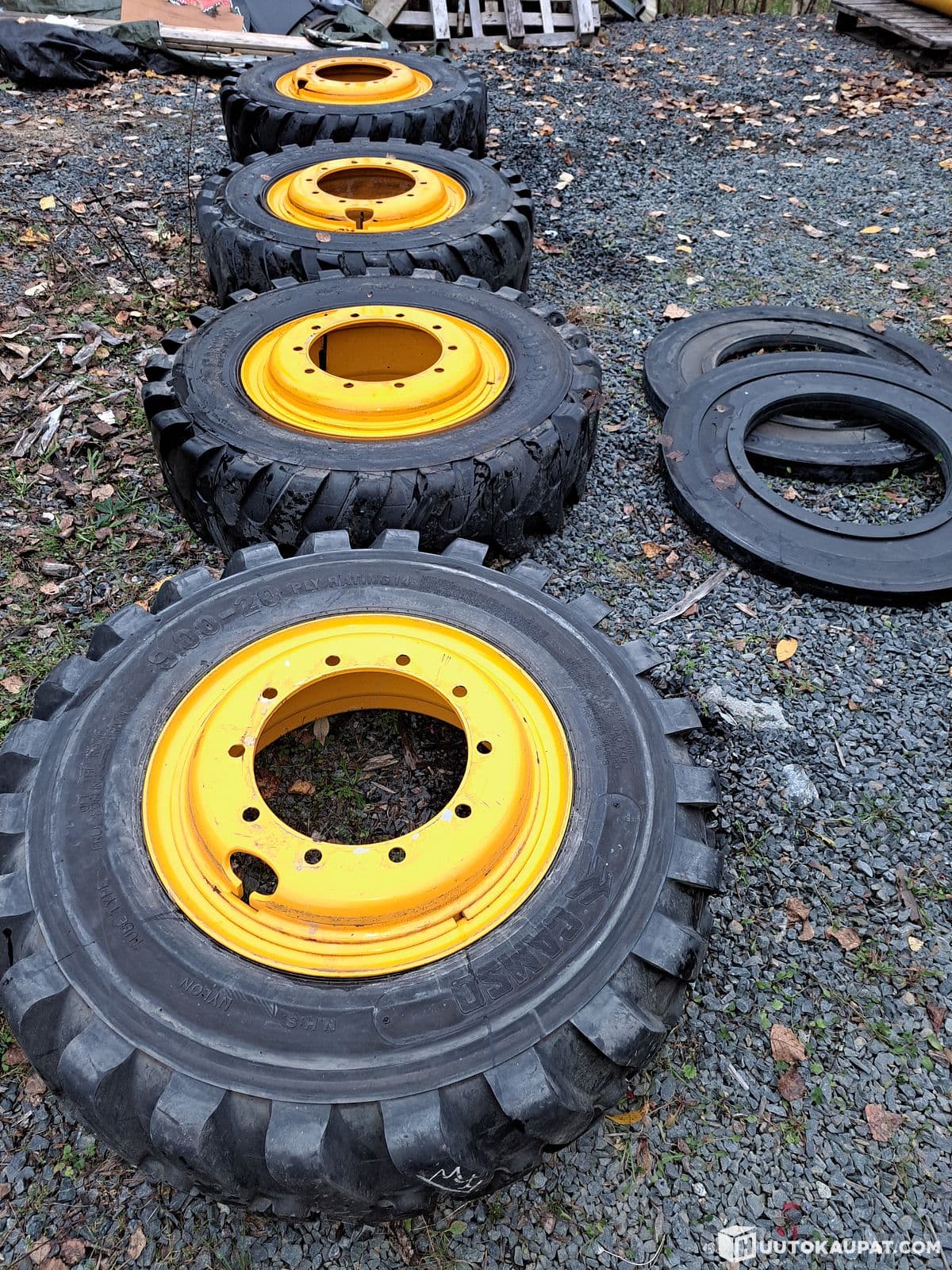Kaivinkoneen paripyörät ja välikumit mm. jcb. Volvo. Caterpillar, Forssa