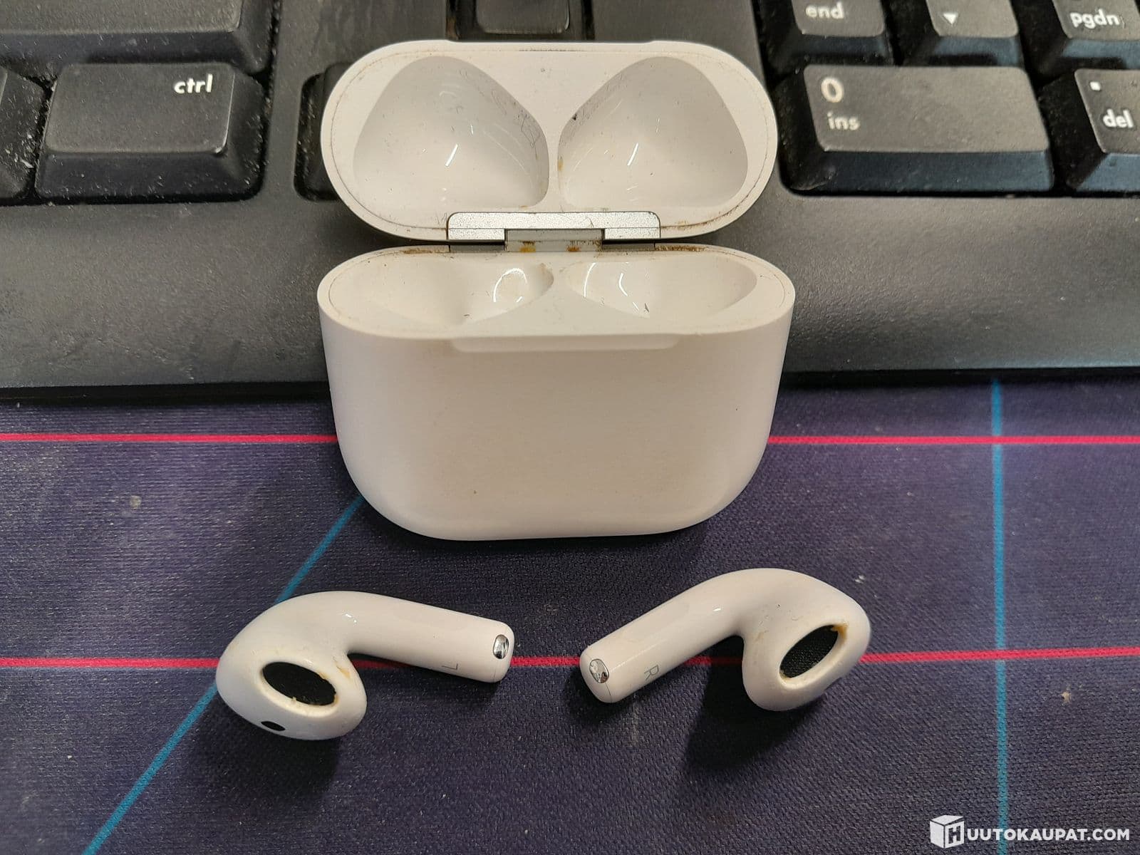 Apple AirPods 4 (2024) wireless headphones with USB-C charging case, Vantaa
