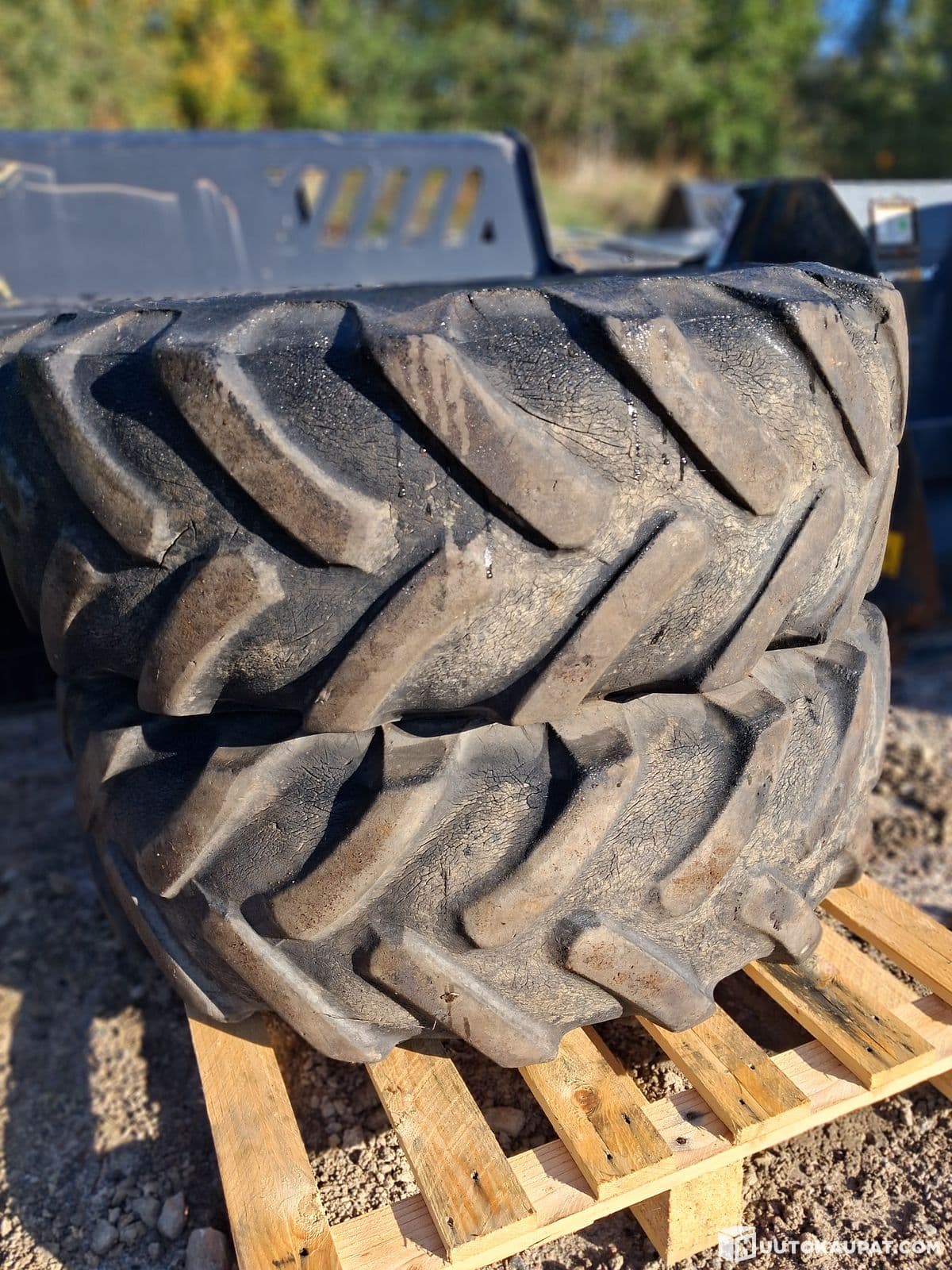2 kpl työkoneen renkaita vanteineen (335/80R20), Espoo