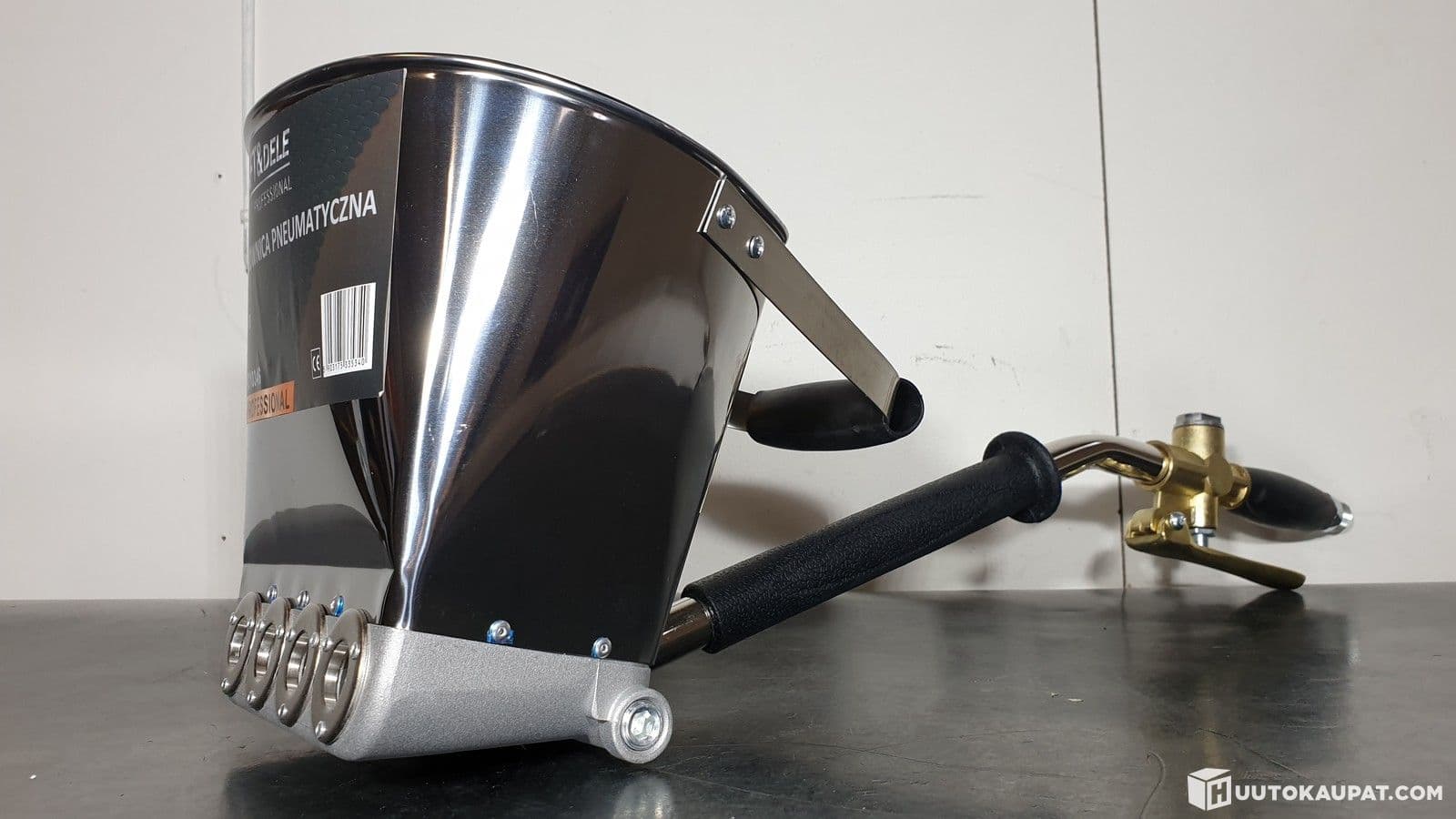 Compressed air-operated plastering machine, Isokyro