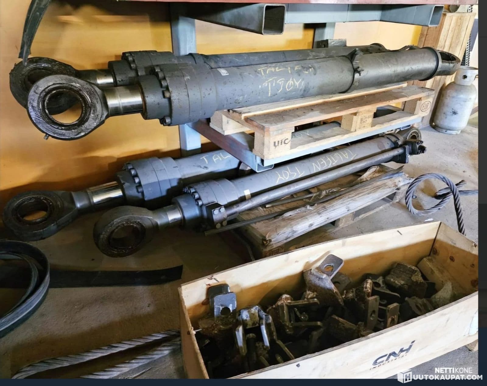 Volvo EC340 hydraulic cylinders 4 pcs (lifting, excavator and bucket cylinder), Oulainen