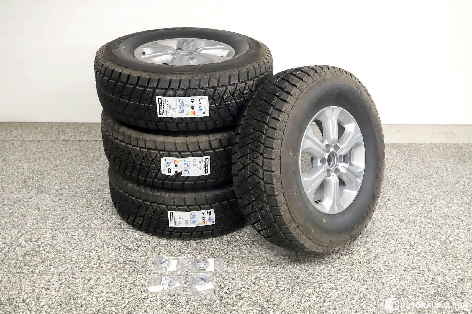 Ajamattomat Bridgestone kitkarenkaat Nissan Navaran alumiinivantein, 4kpl. S7482, Hausjärvi