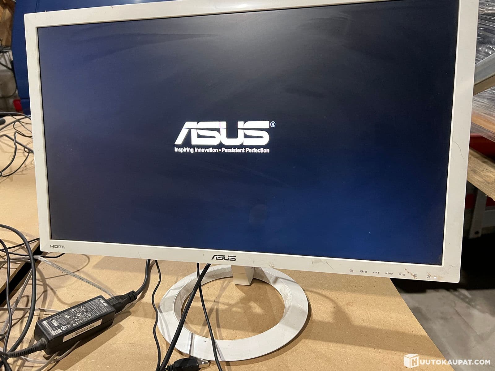 Asus computer monitor + Huawei router, Jyväskylä