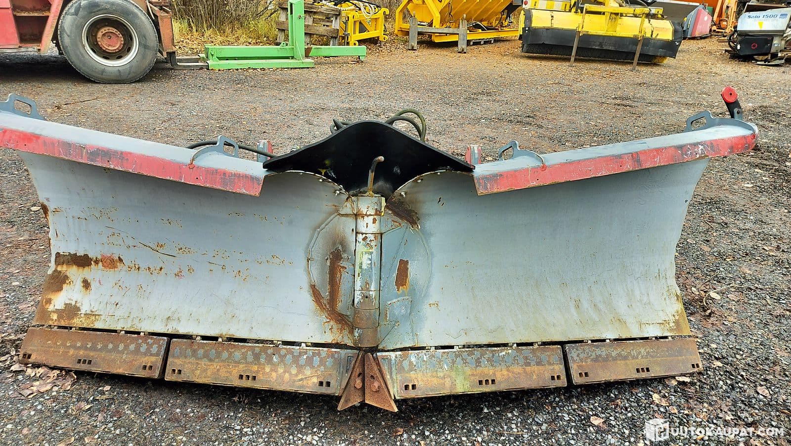 Nivelaura Stark NL 2850 R Volvon kiinnikkeellä, Pomarkku