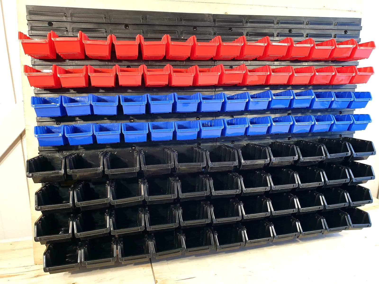 114-piece storage log for wall, Isokyro