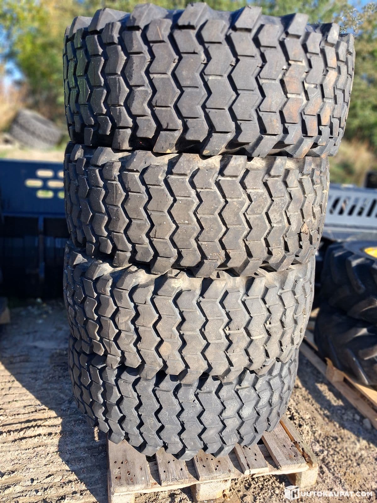 4 kpl (420/65R24) työkoneen renkaita, Espoo