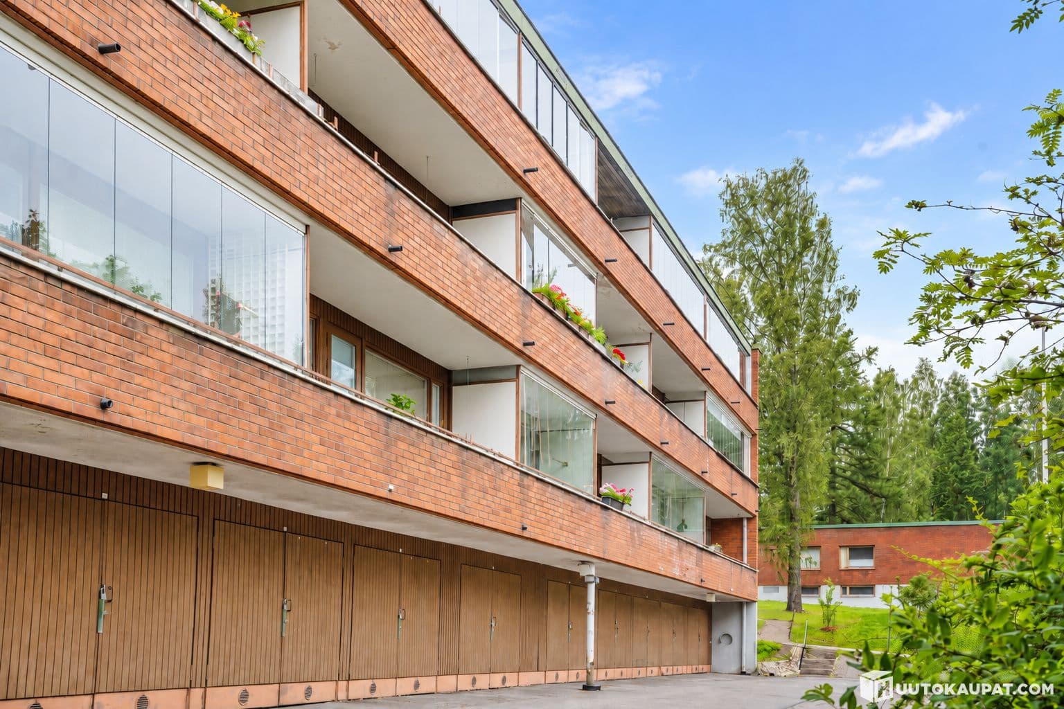 Cash-flow positive rented three-room apartment in Vantaa, below market prices
