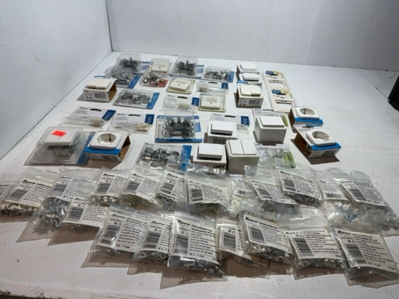 Approx. 52x Various electrical accessories Kopp