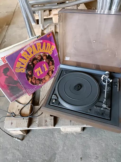 Dual 1257 turntable and LP records