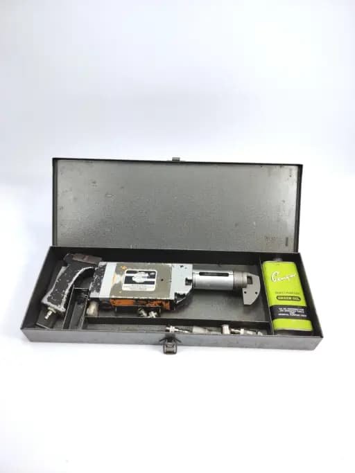 Pneumatic plug-saw in case
