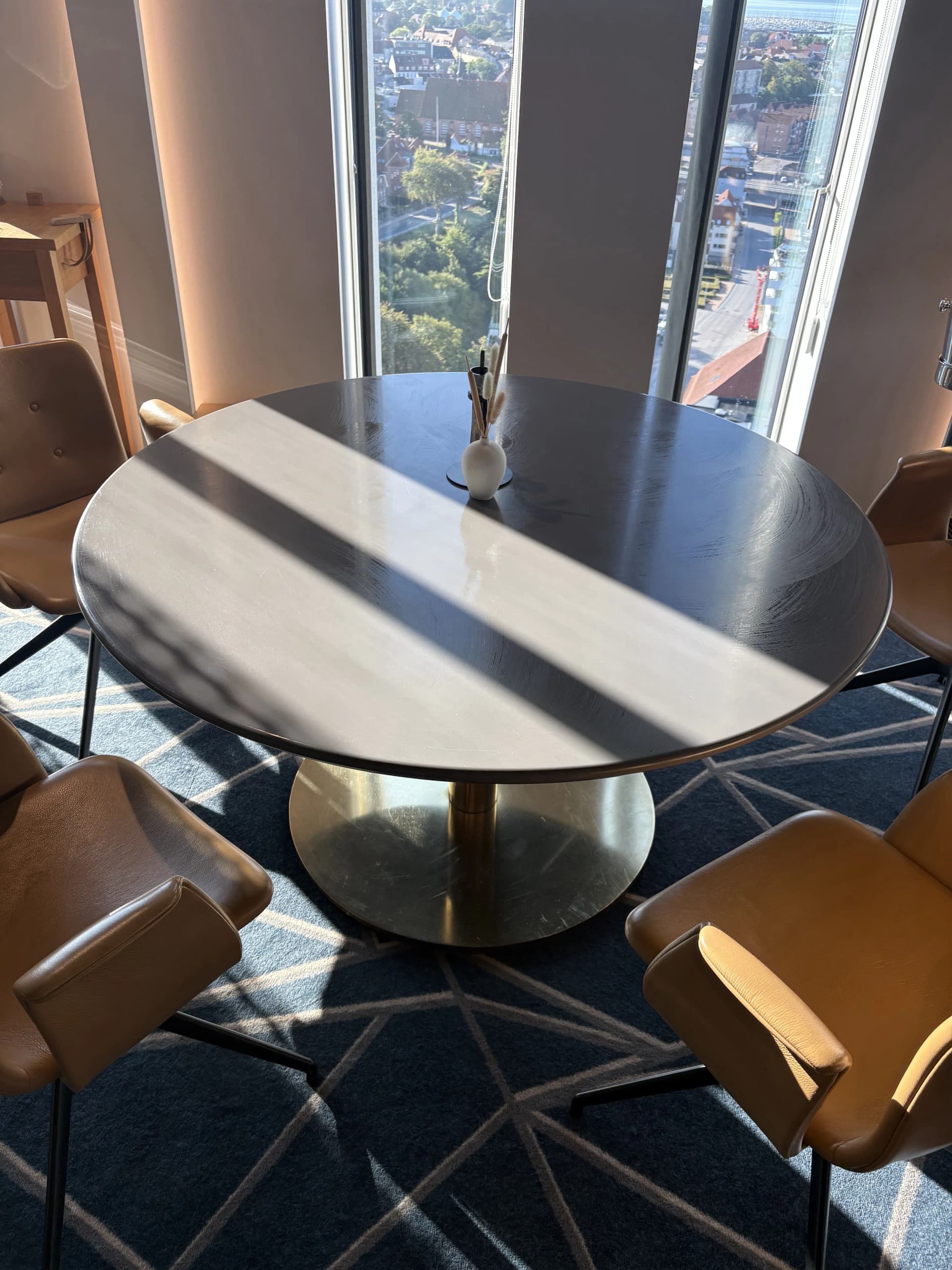 Round dining table Restaurant Syttende