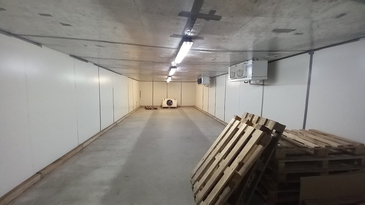 Sales by the syndicate of a building with commercial and services functions.