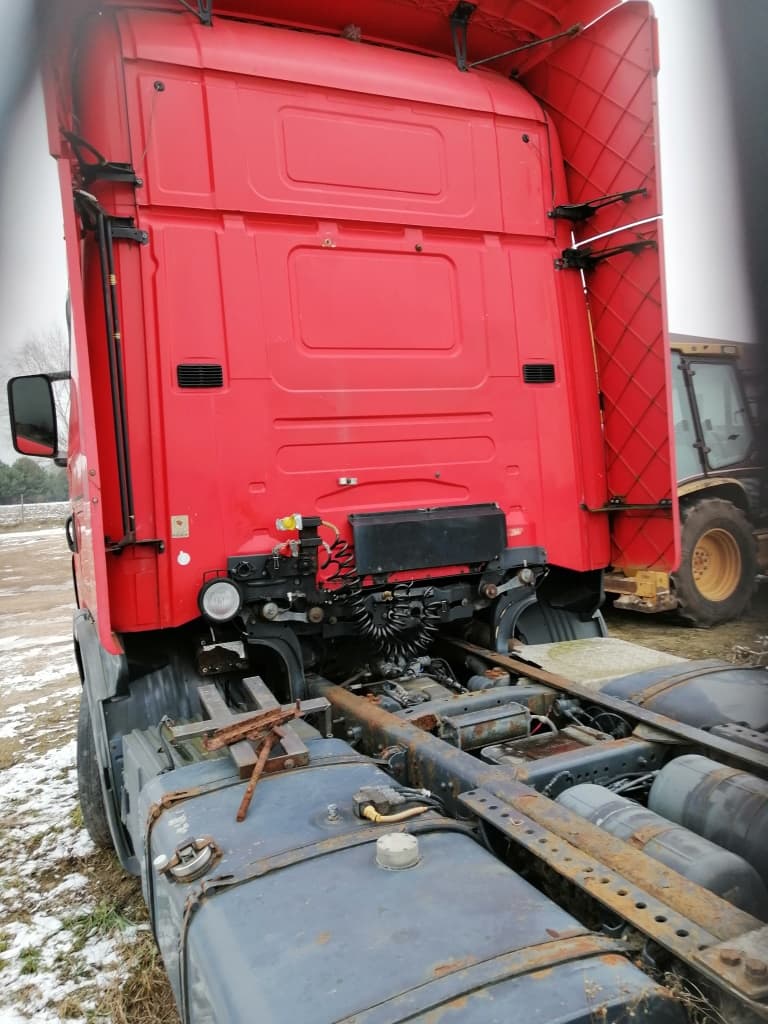 The syndicate will sell a share of 51/100 in the tractor unit Scania year prod. 2004
