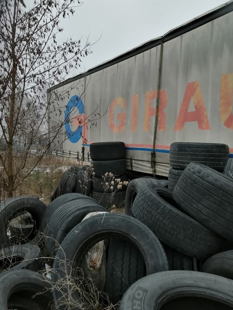 The syndicate will sell a share of 51/100 in the Schmitz SCS truck trailer, production year 2003