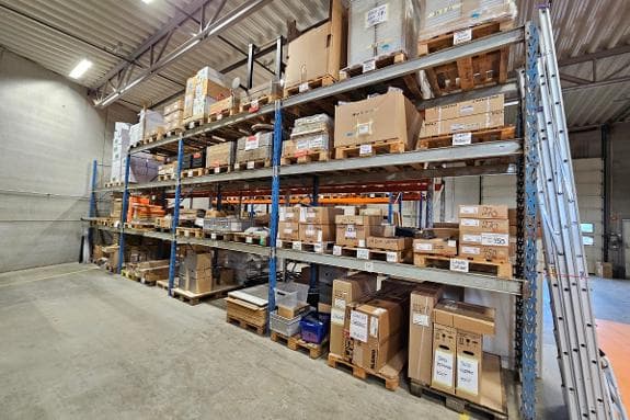 Pallereol - lengde ca. 11,8 m - høyde ca. 3,7 m - dybde ca. 1,1 m - tre bjelkenivåer