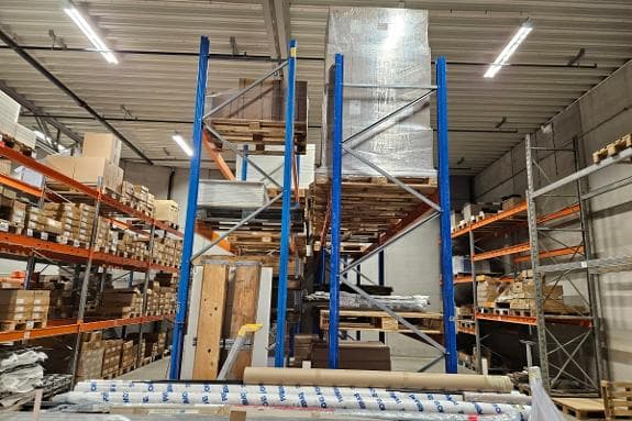 Pallereol - rekker ca. 9,7 m og 10,2 m - høyde ca. 4,3-4,6 m - dybde ca. 1,1 m - tre bjelkenivåer