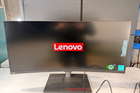 Lenovo ThinkVision P40w-20 39,7 tommer 5K WUHD buet skjerm med Logitech BRIO 4K og tilbehør