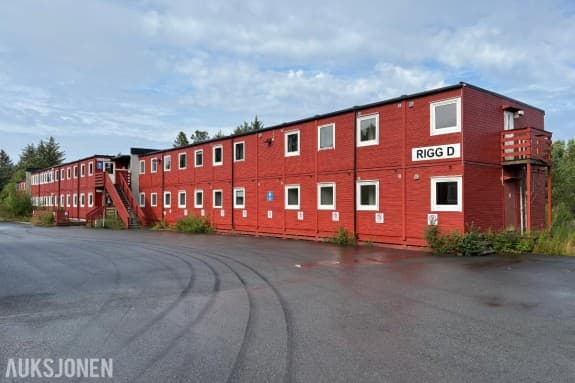 Brakkerigg med 70 moduler – 63 soverom med bad – kjøkken, oppholdsrom og sanitærfasiliteter