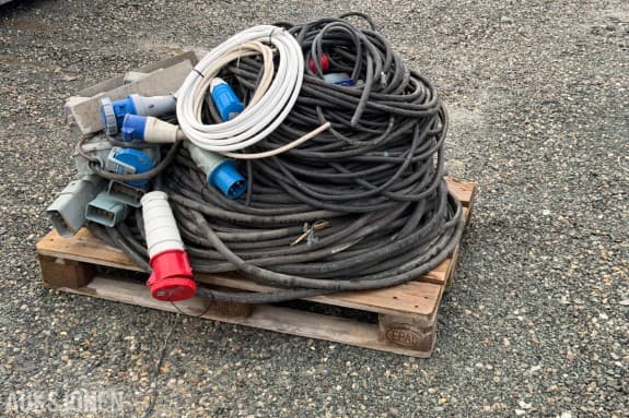 Parti med kraftkabler, CEE-kontakter og industrikontakter på pall