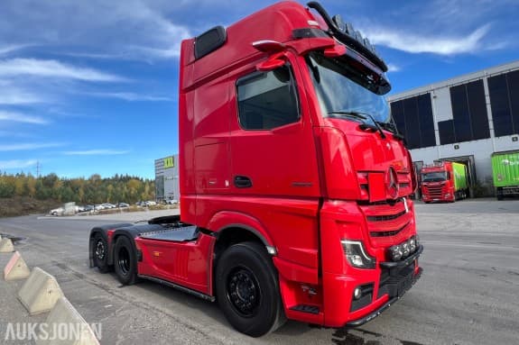 2024 Mercedes-Benz Actros 2553 L trekkvogn med hydraulikk – 530 hk – GigaSpace – lav kilometerstand