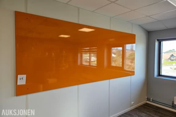 Oransje skrivetavle - Blank overflate - Veggmontert - Ca 300 x 120 cm 