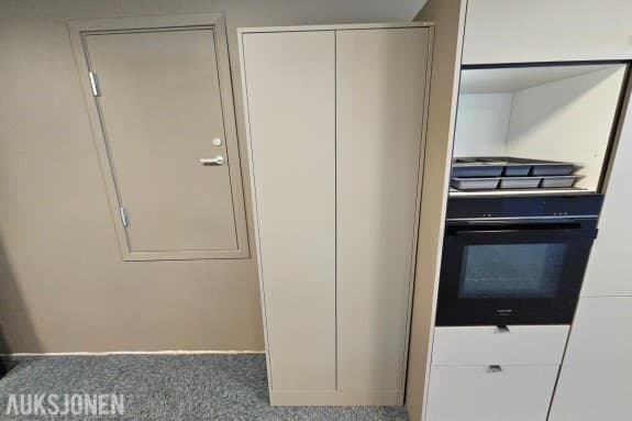 Kontorskap med to dører - Gråbeige - Ca 80 x 40 x 200 cm - Med innhold av vareprøver og kataloger 